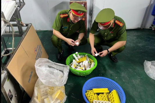 Khởi tố vụ án, 4 bị can trong vụ sản xuất hàng triệu lọ C sủi giả