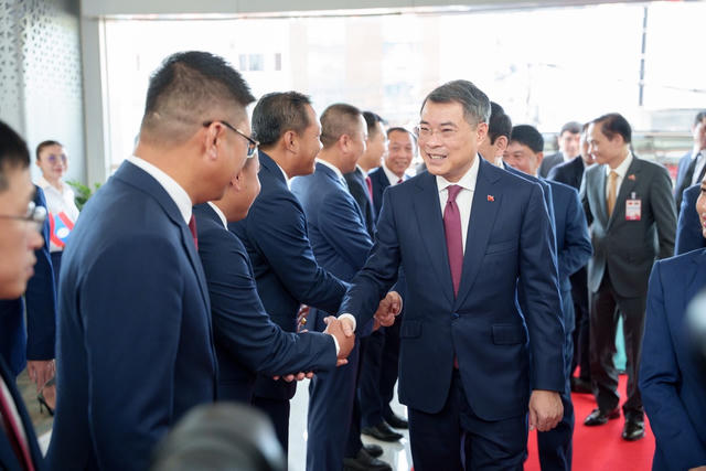 Thủ tướng Lê Minh Hưng đề nghị Viettel tại Lào chuyển từ cung cấp dịch vụ sang kiến tạo hệ sinh thái số Thủ tướng Lê Minh Hưng đề nghị Viettel tại Lào chuyển từ cung cấp dịch vụ sang kiến tạo hệ sinh thái số