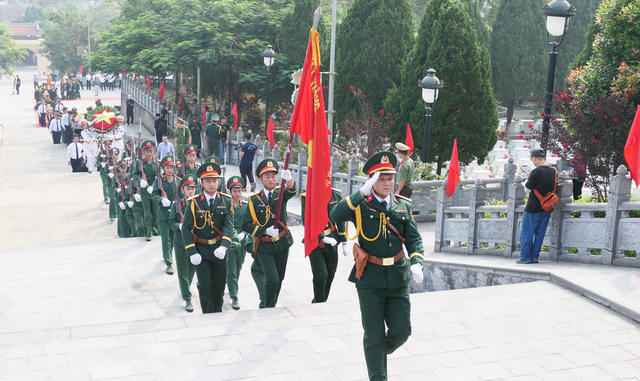 Chùm ảnh: Lễ viếng, truy điệu và an táng hài cốt liệt sĩ tại Nghĩa trang Liệt sĩ Quốc gia Vị Xuyên Chùm ảnh: Lễ viếng, truy điệu và an táng hài cốt liệt sĩ tại Nghĩa trang Liệt sĩ Quốc gia Vị Xuyên
