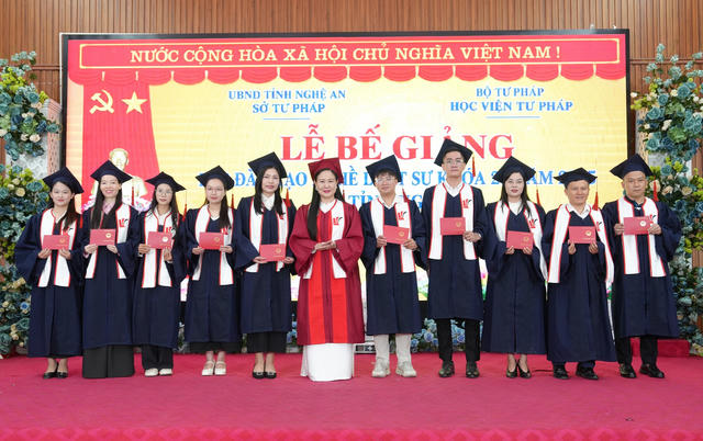 Bế giảng Lớp đào tạo nghề Luật sư khóa 27 tại Nghệ An
