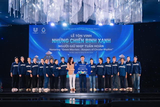 Những người phụ nữ phía sau gánh ve chai 