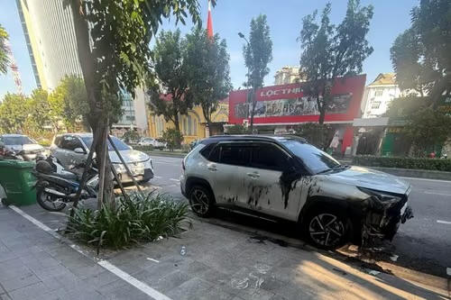 Xác minh vụ ô tô bị đốt khi đỗ trên đường ở Huế