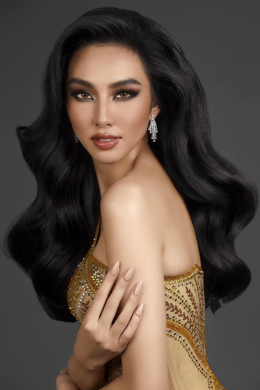 Với khả năng ngoại ngữ, sự tự tin Thùy Tiên đang được đánh giá cao là ứng cử viên sáng giá tại Miss Grand International 2021. 