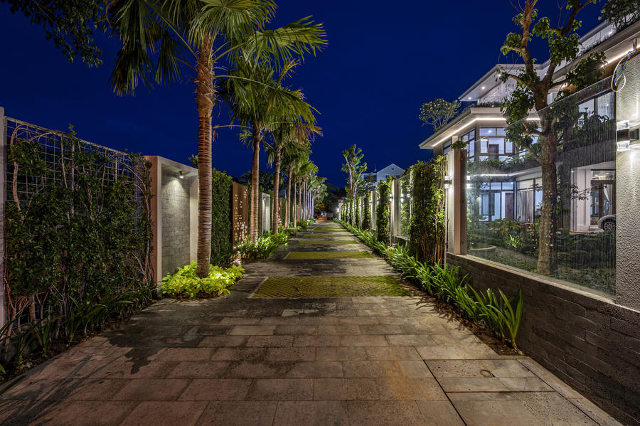 Công trình được phủ xanh bởi nhiều khu vườn nhiệt đới với các loài cây địa phương như xoài, cọ, bougainvillea, plumeria,… Sự góp mặt của không gian xanh đã giúp không gian sống gắn bó với thiên nhiên hơn và giảm bớt tác động ô nhiễm bên ngoài. 