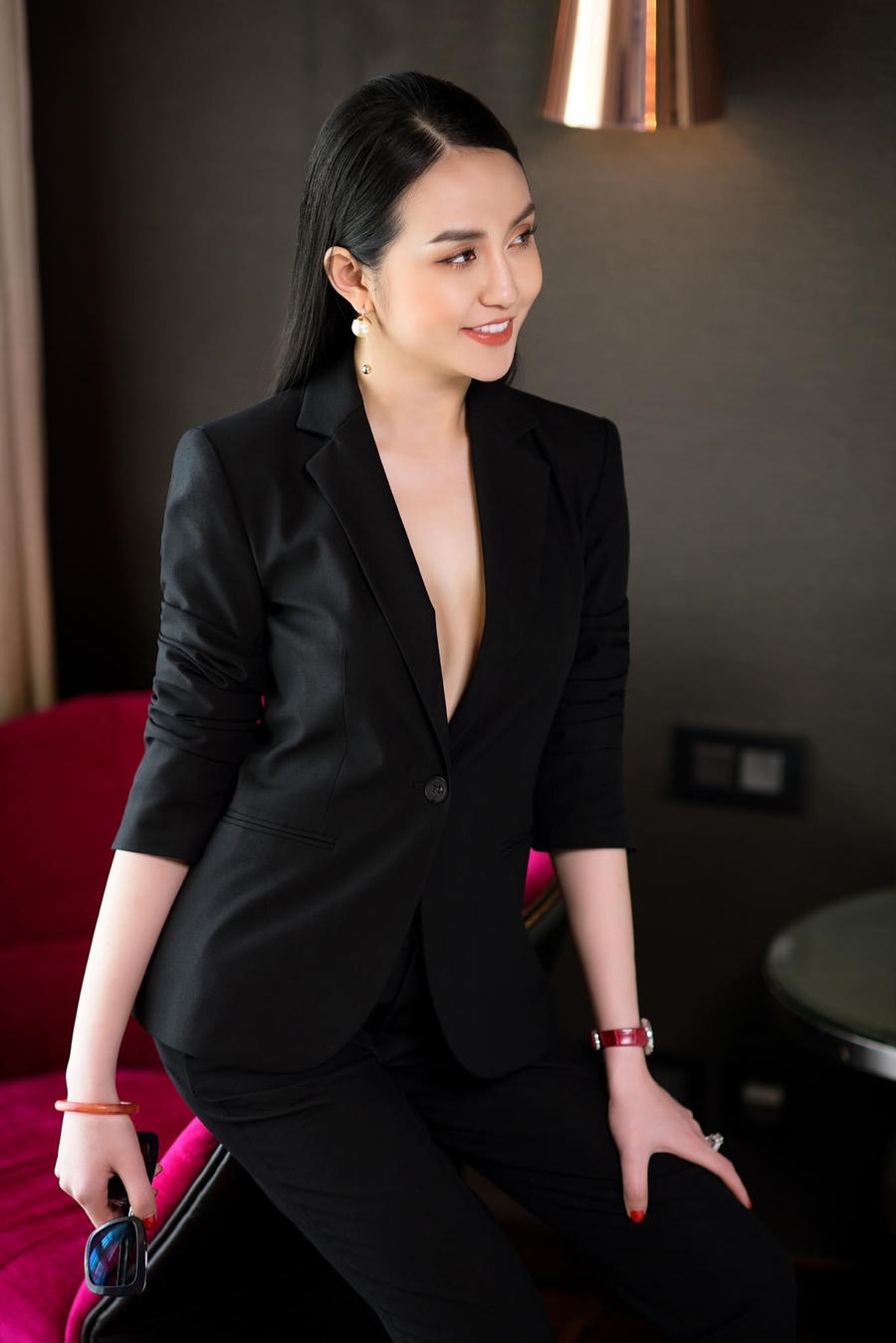 Trong ảnh, bà xã Tuấn Hưng chọn cách mix-match với tiêu chí đơn giản nhưng không đơn điệu.