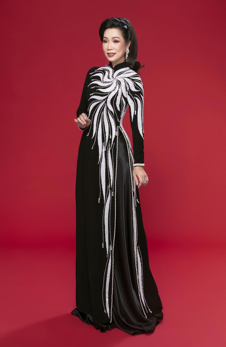 “Với tôi áo dài vốn đã là hình ảnh quen thuộc của người phụ nữ Việt nên khi diện lên người thiết kế này, tôi cảm thấy tự hào và hãnh diện vô cùng. Tôi cũng luôn nhắc nhở con gái về ý thức giữ gìn giá trị truyền thống của dân tộc