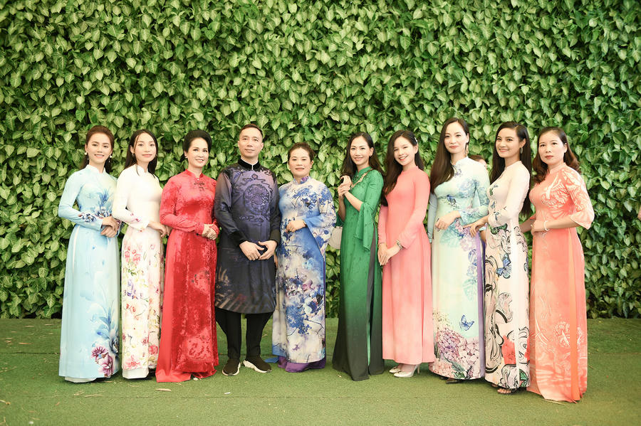 NTK Trần Hiền - Phó Chủ tịch CLB Áo dài cùng NSND Lan Hương, MC Mỹ Vân và các diễn viên trong Nhà Hát Kịch Việt Nam