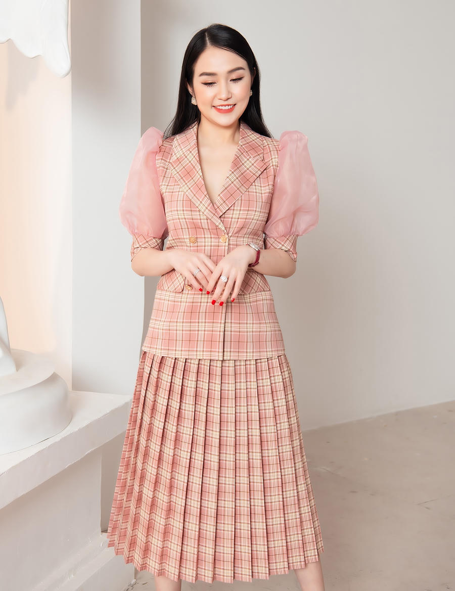 Cô cũng chú trọng sử dụng chất liệu không nhăn để trang phục luôn giữ được trọn vẹn sức hút.
