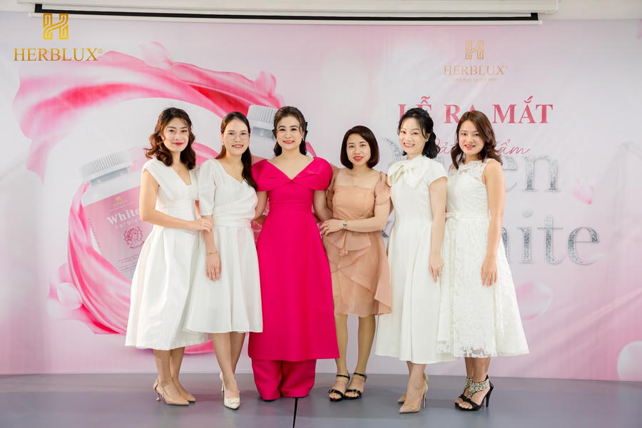 PGDKD Trần Thu Lan (người thứ 3 từ bên phải sang) cùng các đồng nghiệp