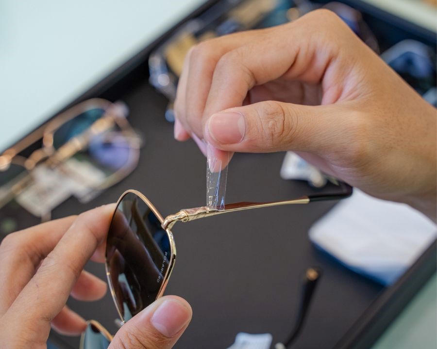 Kính Hải Triều rất đầu tư vào việc duy trì các tiêu chuẩn chất lượng nhất quán và đảm bảo độ mới của các mẫu kính