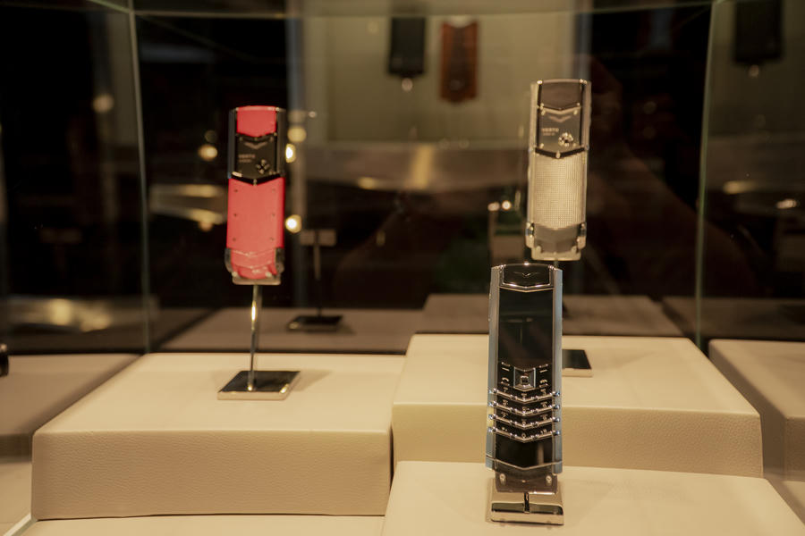 Ngoài những chiếc điện thoại trị giá hàng tỷ đồng, Vertu còn có cả hệ sinh thái gồm các loại phụ kiện cao cấp.&nbsp;