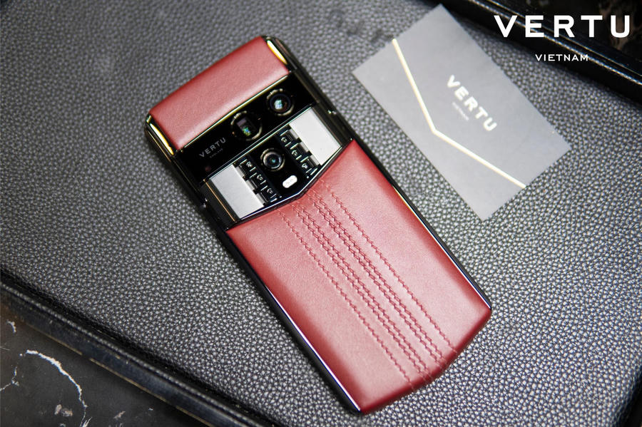 Vertu Agent Q với thiết kế da bê khâu tạo nên vẻ ngoài sang trọng.