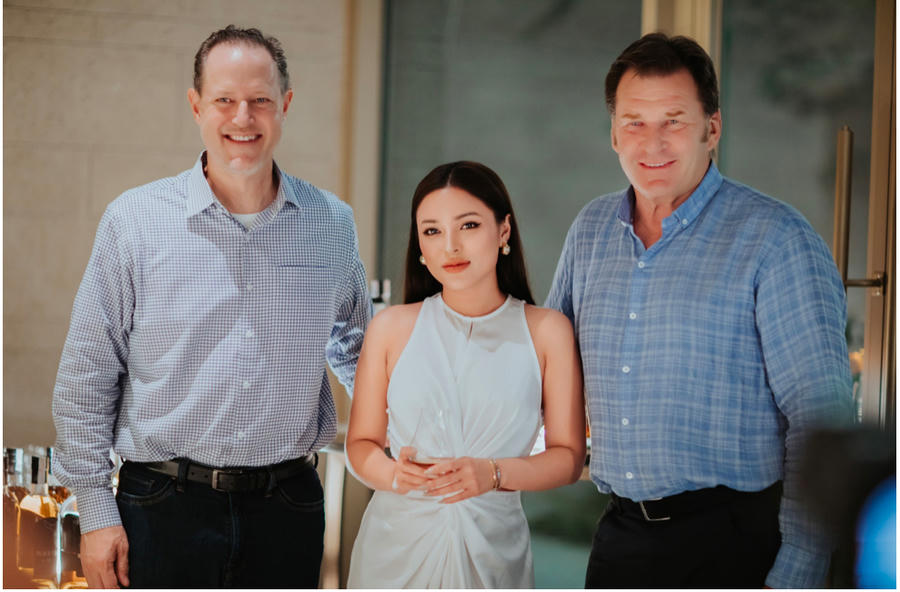 Ngài Nick Faldo (bên phải) cùng đại diện Duncan Taylor.