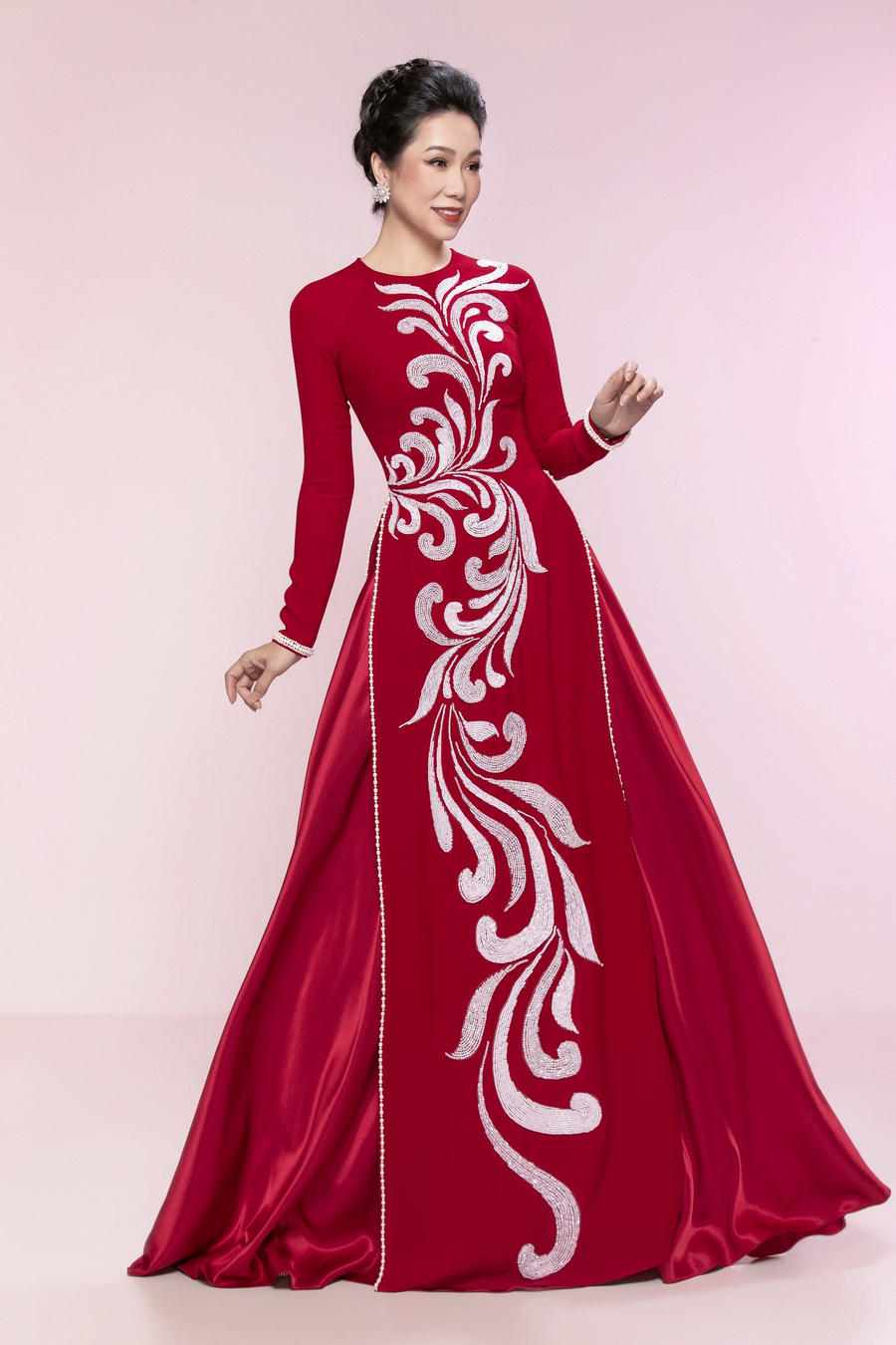 Sự sáng tạo của nhà mốt khi biến hóa cổ vuông, chi tiết khoét cổ… giúp hình ảnh người phụ nữ vừa kín đáo, nhưng cũng không kém phần quyến rũ.