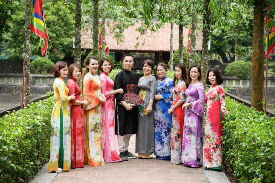 NTK luôn dành thời gian hướng dẫn các học viên lấy cảm hứng thiết kế từ các giá trị văn hoá truyền thống