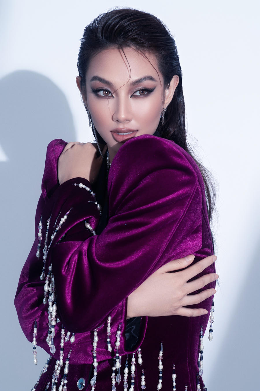 Màu son nude cùng mái tóc vuốt ngược khiến hình ảnh cô trở nên thu hút hơn bao giờ hết.