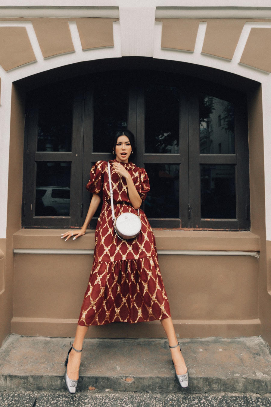 Siêu mẫu sinh năm 1991 cho biết cô thích cảm giác những ngày cuối năm vì được dọn dẹp nhà cửa, sắp xếp lại mọi thứ và viết kế hoạch cho năm mới. Minh Tú là người đẹp dù rất hài hước, thân thiện nhưng trong công việc cô là người nghiêm túc và trách nhiệm.