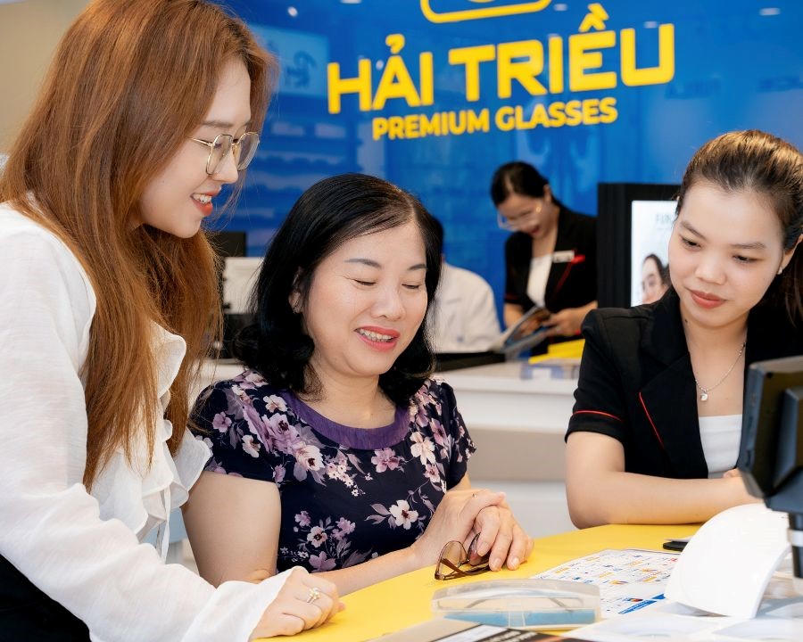 Kính Hải Triều chính là công ty con của Đồng Hồ Hải Triều - Hệ thống bán lẻ đồng hồ hàng đầu với uy tín hơn 32 năm
