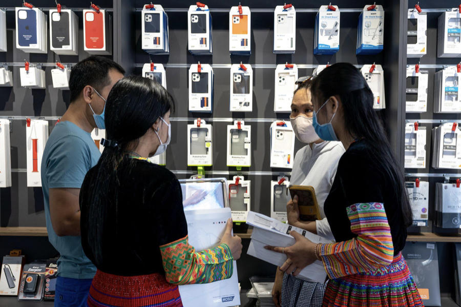 Nhân viên tại các chuỗi đại lý phân phối lớn được đào tạo bài bản nhằm mang đến cho khách hàng hành trình mua sắm thoải mái nhất