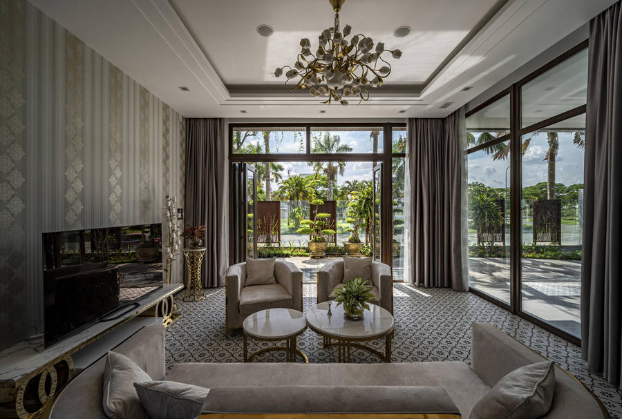   Tầng 1 bao gồm phòng khách, phòng ăn, căn bếp và sảnh lớn, trong đó riêng phòng khách và phòng ăn thiết kế không có vách ngăn để đem lại cảm giác rộng thoáng. 