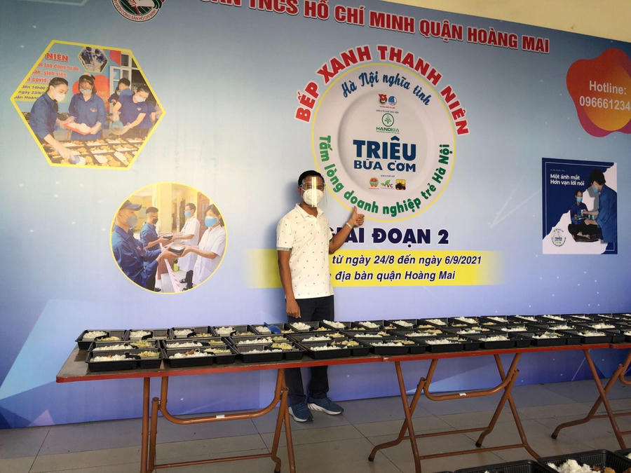 Anh Chiều trong căn bếp của chương trình Triệu bữa cơm
