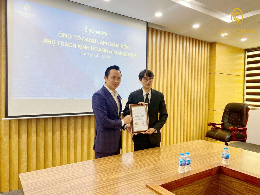 Chủ tịch HĐQT Nguyễn Mạnh Hà trao quyết định bổ nhiệm cho ông Tô Danh Lam