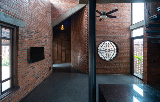 Nội thất trong nhà được lựa chọn và bài trí đơn giản, tạo ra nhiều khoảng không gian thoáng mát, rộng rãi đế nghỉ ngơi và thư giãn.