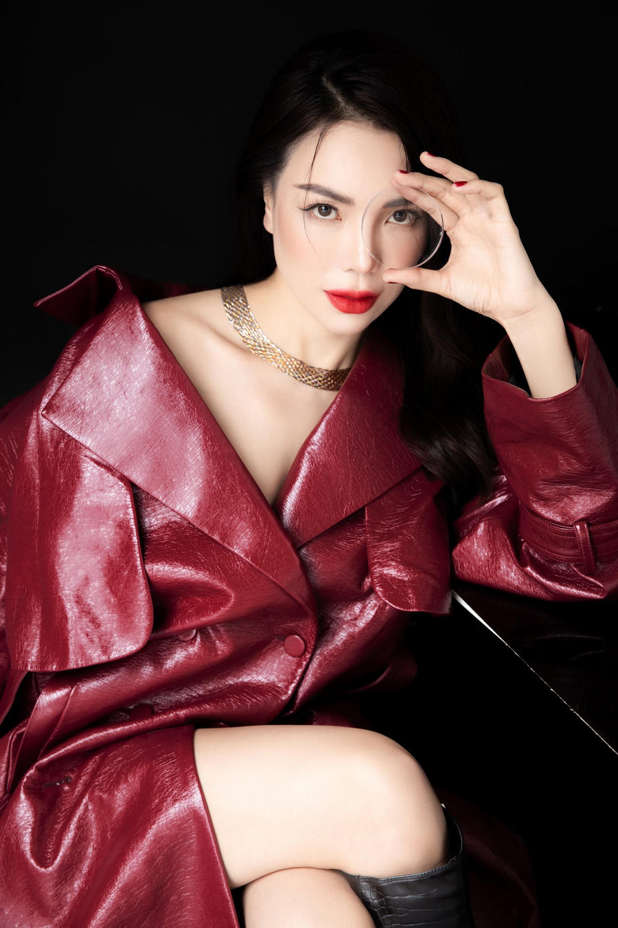 Sau gần 3 tháng tạm ngưng mọi hoạt động để dành thời gian cho gia đình,&nbsp;Trà Ngọc Hằng “đánh tiếng” trở lại với các hoạt động nghệ thuật bằng bộ ảnh thời trang mới.