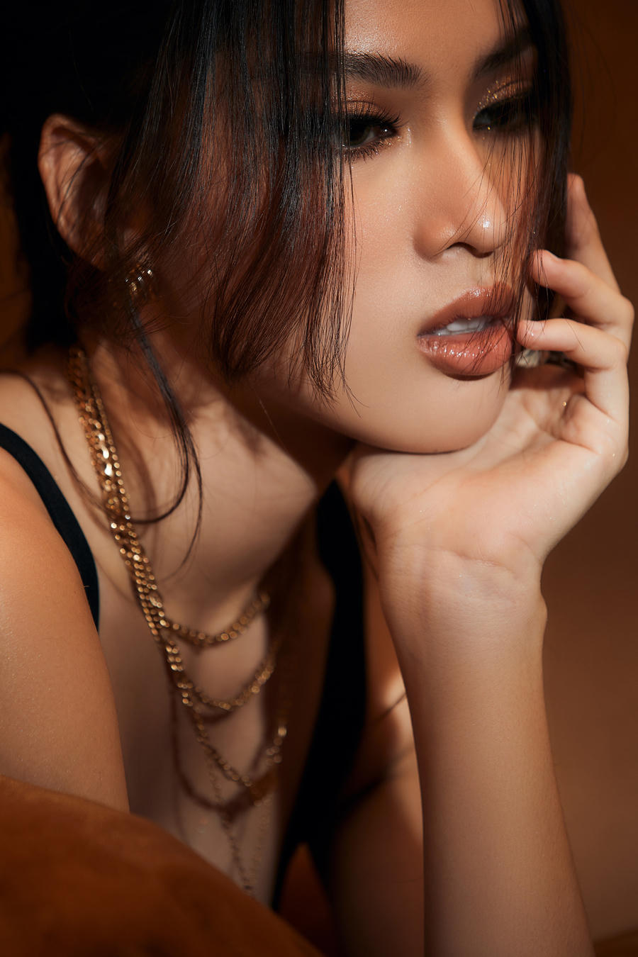 Thần thái sang trọng và cuốn hút giúp cho nàng Á hậu tỏa sáng trong từng khung hình.