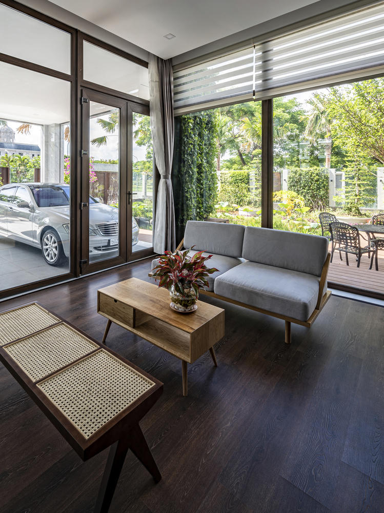 Căn biệt thự được phân chia thành các khu vực động tĩnh khác nhau nhưng đều có những góc nhìn đẹp nhất ra không gian xanh bên ngoài.