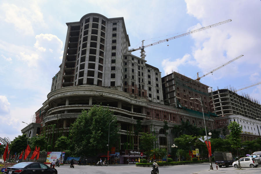 Trao đổi với Tạp chí Ngày mới Online về thông tin dự án này bị cho là tạp dừng thi công do bị nghiêng, đại diện chủ đầu tư cho biết phần móng đã được gia cố xử lí xong từ 1 – 2 năm trước. Đồng thời phía công ty đã thẩm định xong PCCC, dự án đã đủ điều kiện triển khai tiếp.