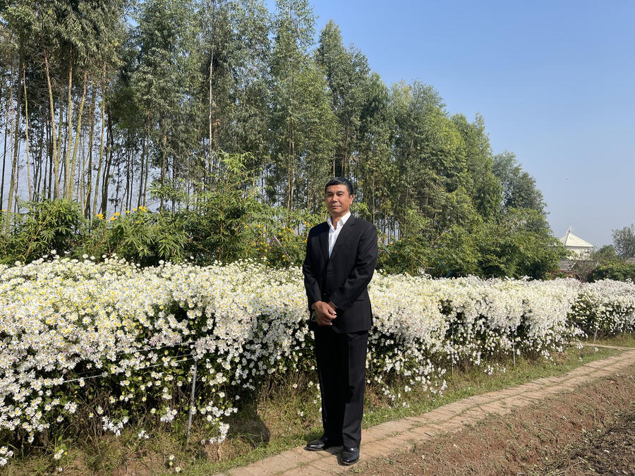 Chủ vườn sinh thái Hoa Bay Phúc Thọ bên vườn hoa do mình thiết kế 