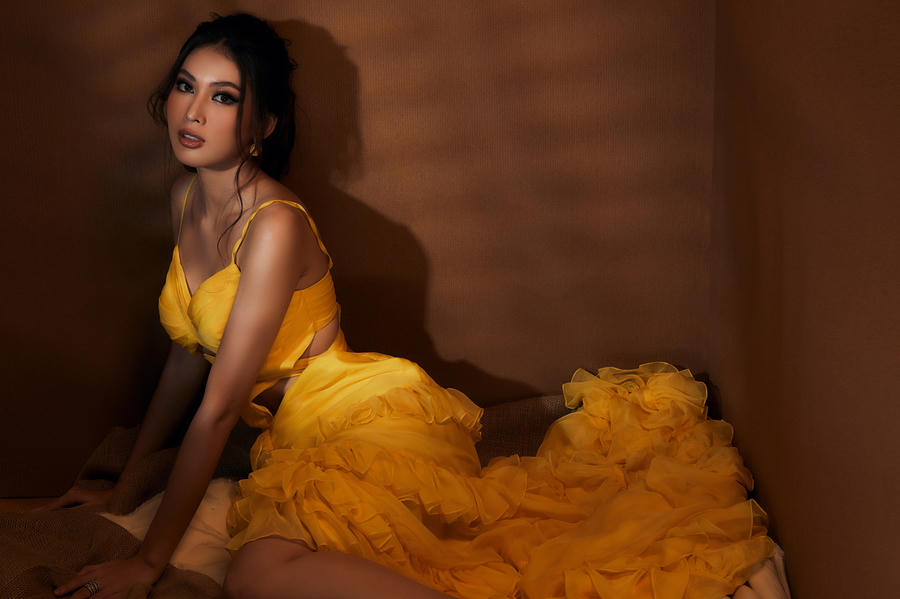 Ở một thiết kế khác, Ngọc Thảo chọn cho mình bộ trang phục mang sắc vàng rực rỡ, với phần đuôi váy tua rua cách điệu, xẻ tà khoe trọn đôi chân thon gọn 1,1m của mình.