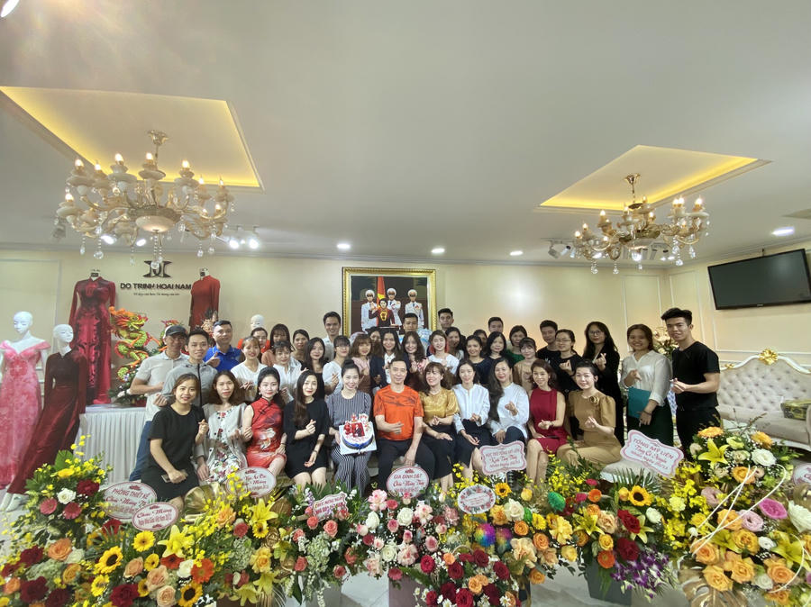 Cứ mỗi năm nhân ngày 20_11 NTK ĐTHN lại nhận được những lẵng hoa từ các học viên trên mọi miền Tổ Quốc gửi tặng và đặc biệt là từ các NTK nghệ nhân đang làm việc tại Áo Dài DTHN dưới sự dìu dắt của NTK