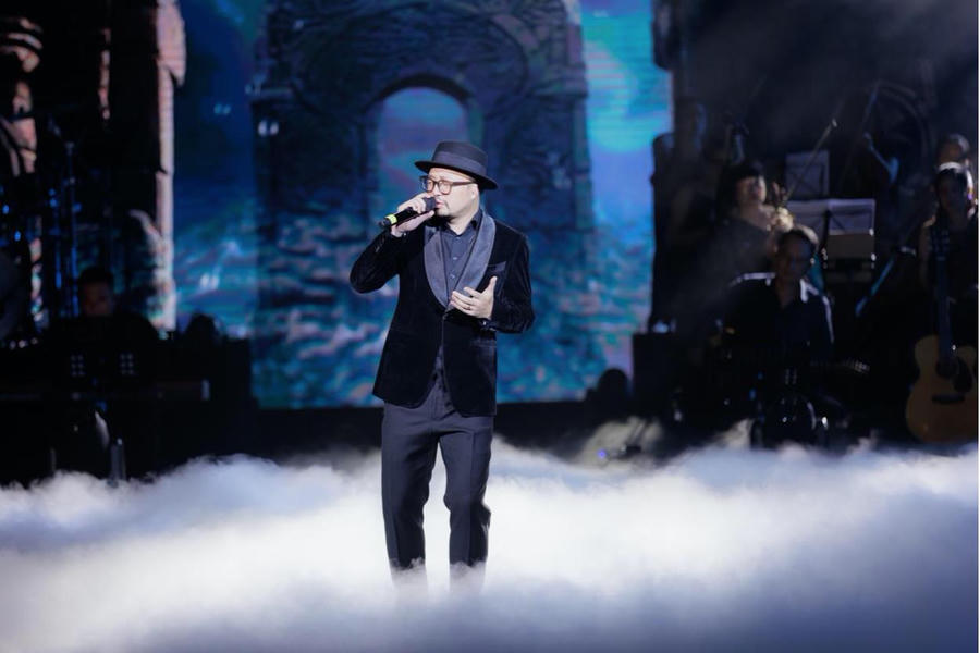 Ca sĩ Hà Lê thể hiện ca khúc “Diễm xưa”