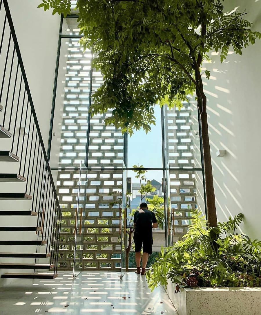 Thiết kế của ngôi nhà hướng đến mục tiêu đem lại cảm giác thoải mái, riêng tư cho thành viên gia đình, tách biệt với khói bụi và ồn ào ở bên ngoài. Các kiến trúc sư đã đưa ra giải pháp mặt tiền hai lớp để ngôi nhà có thể đón được nhiều ánh sáng tự nhiên và điều hòa luồng gió đi khắp không gian. 