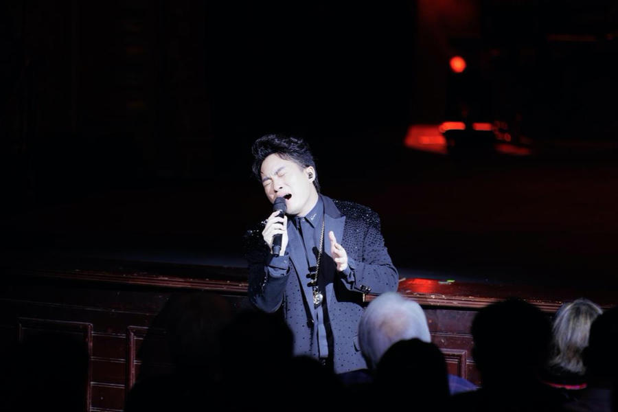 Ca sĩ Tùng Dương thể hiện “Cát bụi”, “Dấu chân địa đàng”