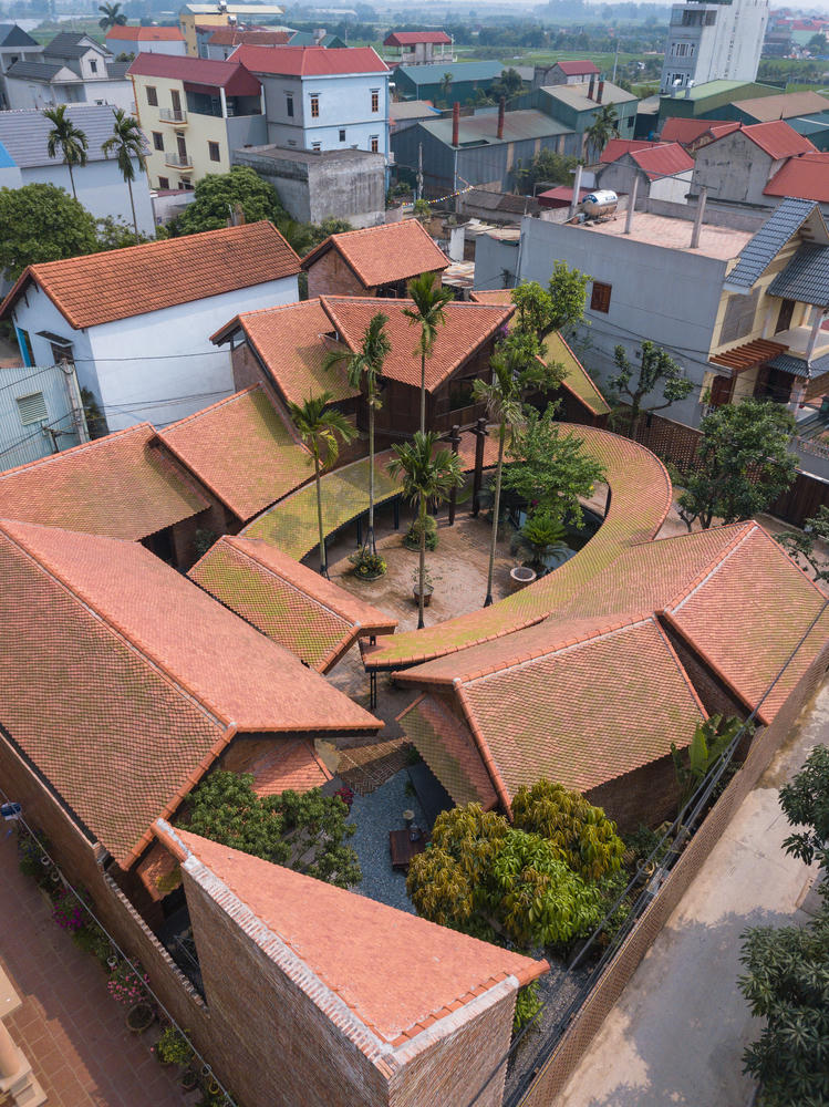 Nhà Bắc Hồng nằm tại một ngôi làng cổ ở ngoại thành Hà Nội với diện tích rộng hơn 700m2. Yêu cầu của gia chủ khi thiết kế ngôi nhà đó là đáp ứng đủ các chức năng: nơi sinh sống của ông bà, nhà thờ của dòng họ và nơi con cháu sum họp dịp lễ Tết, cuối tuần.