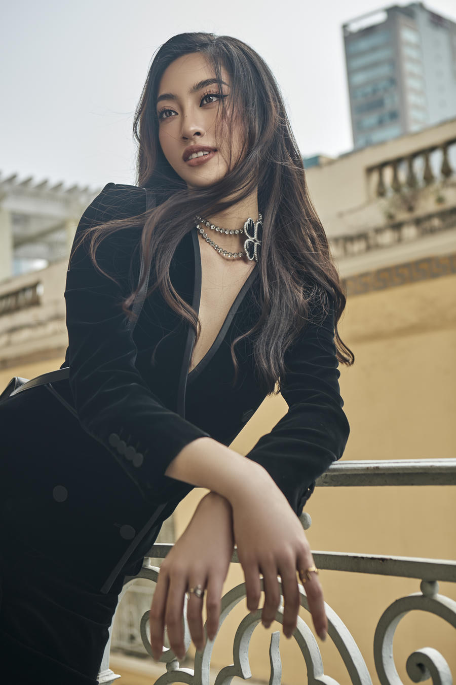 Với biểu cảm gương mặt, cách tạo dáng cực thần thái trong bộ ảnh, Hoa hậu Lương Thùy Linh cho thấy sự chín chắn sau 2 năm đăng quang, cô dường như đã định hình được phong cách thời trang cá nhân vô cùng ấn tượng, mang đậm dấu ấn riêng của mình.&nbsp;