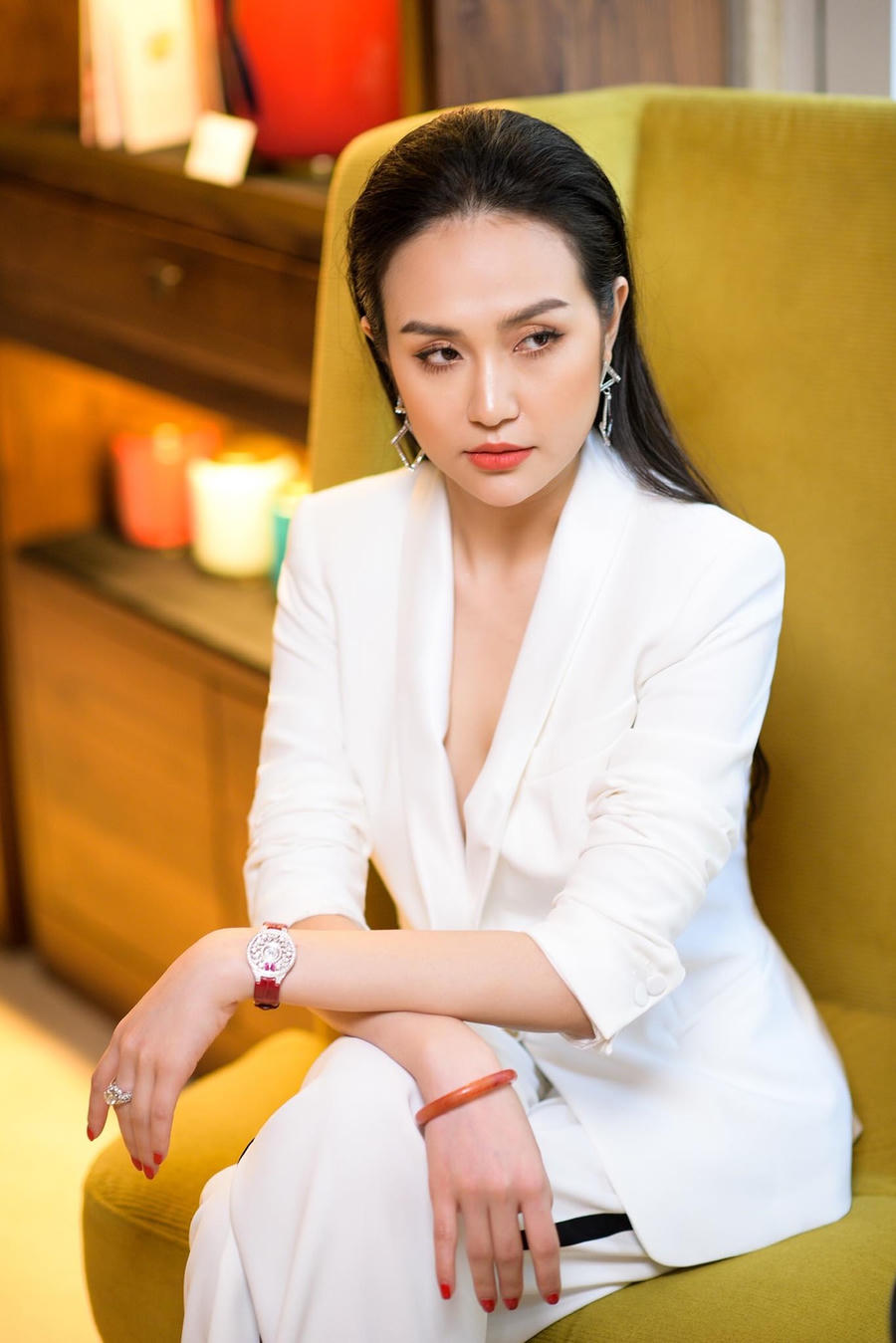 Phần lớn các trang phục cô chọn đều mang gam màu nổi bật như trắng, đen,&nbsp; đổ&nbsp;thể hiện được hình tượng nữ tính, quyến rũ đầy kiêu hãnh cũng như mang tính ứng dụng cao.&nbsp;