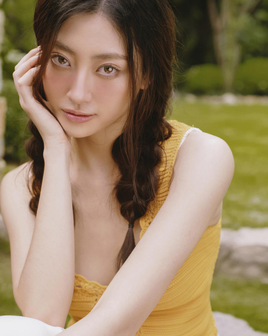 Hoa hậu xuất hiện với các thiết kế đơn giản, nhẹ nhàng giữa khu vườn xanh mát. Các phụ kiện, trang sức cũng được stylist tối giản hết mức để làm bật lên nét đẹp mơ mộng của tuổi đôi mươi.