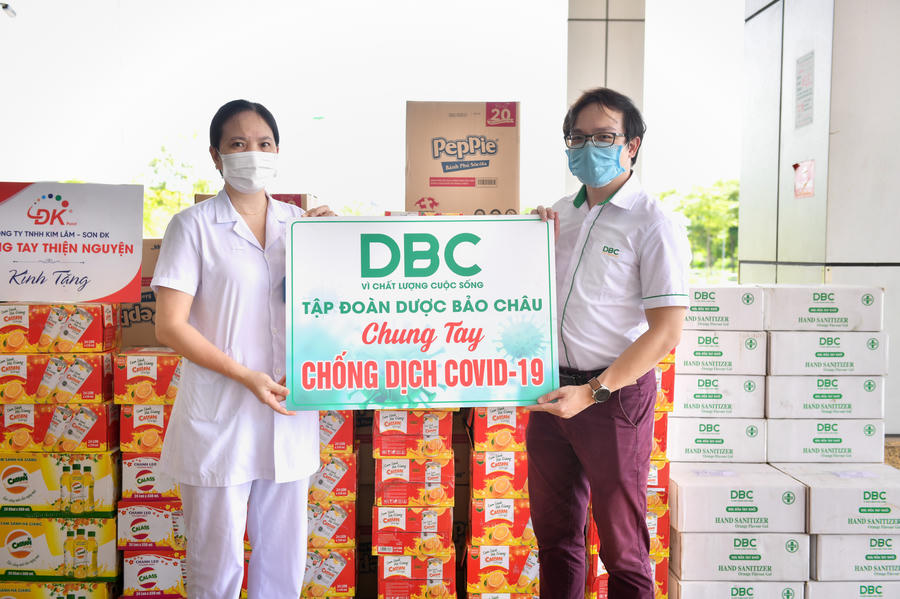 Đoàn trao tặng hàng trăm thùng nước hoa quả, nước rửa tay, các nhu yếu phẩm khác… đến Bệnh viện Bệnh Nhiệt đới Trung ương cơ sở Đông Anh