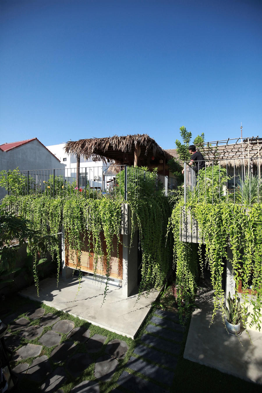 Với đặc tính chống nóng hiệu quả, giá thành hợp lý, chủ ngôi nhà đã lựa chọn cỏ tranh để tạo điểm nhấn cho ngôi nhà thôn quê của mình.