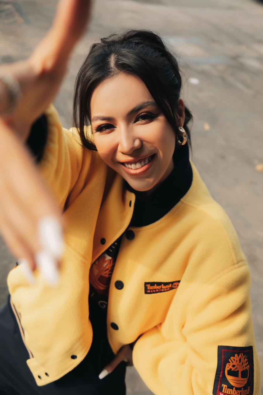 Minh Tú cho biết dịp tết cũng là thời gian cô có thể gần gũi gia đình nhiều hơn, cô sẽ đi thăm họ hàng, ôn lại kỷ niệm, thưởng thức những món ăn thân thuộc. Tất cả những ký ức về tuổi thơ sẽ gợi nhớ lại trong dịp Tết bên gia đình.