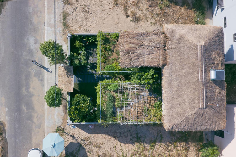 Nhìn từ trên cao, 70% diện tích công trình được phủ xanh bởi vườn cây, phần còn lại là mái lá được làm từ cỏ tranh vốn rất gần gũi và dễ tìm ở miền Trung. 