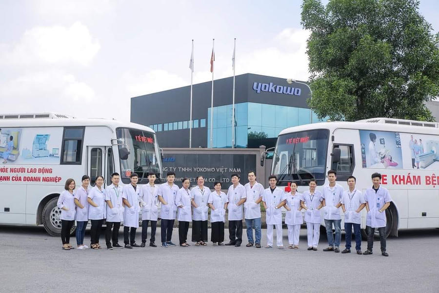 Đội ngũ bác sĩ và nhân viên y tế khám sức khỏe lưu động