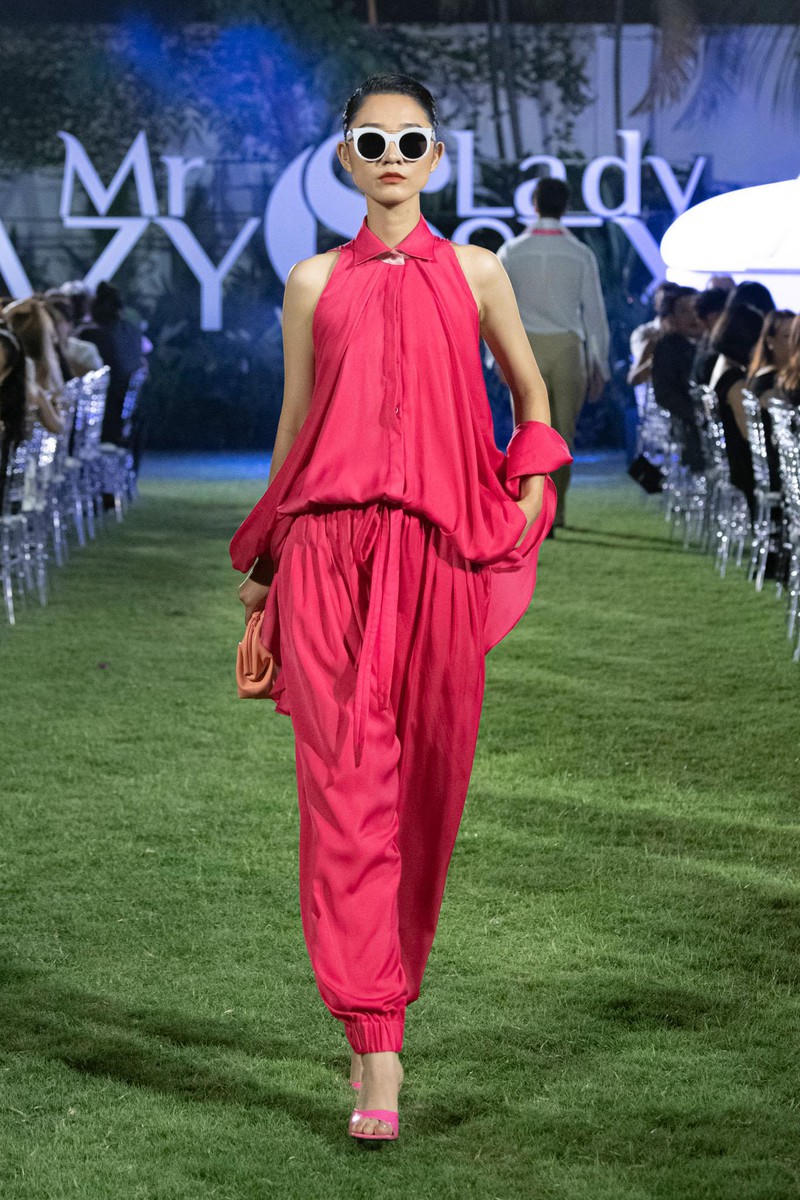 Buổi diễn là cả một không gian của cái đẹp, theo đúng tinh thần “Bùng cháy đam mê - Lan tỏa quyến rũ” của bộ sưu tập.