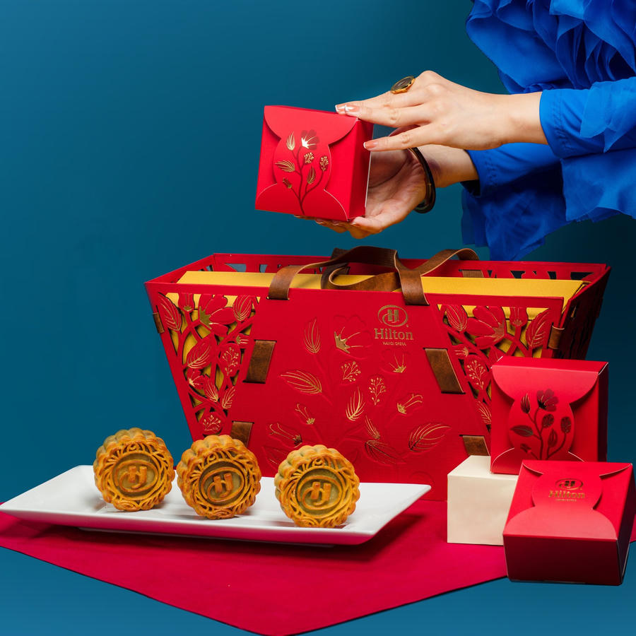 Chuẩn bị cho mùa trăng 2020 khách sạn Hilton Hanoi Opera đã tung ra thị trường những hộp bánh trung thu tạo hình túi thời trang thanh lịch với họa tiết hoa lá truyền thống. Ngoài ra khách sạn vẫn giữ nguyên&nbsp;các vị bánh truyền thống bao gồm hạt sen chè xanh, socola đen, hạt sen trứng muối, đậu đỏ, khoai môn, hạt phỉ, hạnh nhân.
