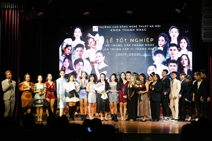 Buổi lễ tốt nghiệp của 22 sinh viên hệ trung cấp thanh nhạc với nhiều cung bậc cảm xúc, thăng hoa trong âm nhạc. Thạc sĩ, NSƯT Dương Minh Ánh - Hiệu trưởng Trường Cao đẳng Nghệ thuật Hà Nội đảm nhận vai trò chấm thi trong buổi thi tốt nghiệp hệ trung cấp thanh nhạc.
