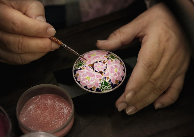 Thiết kế được thực hiện bởi những người thợ thủ công lành nghề.